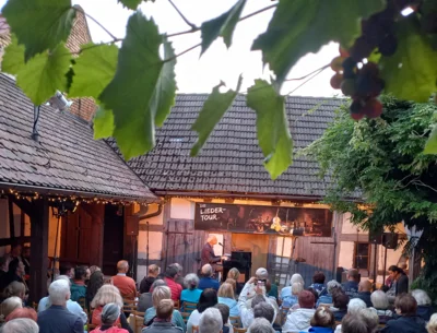 Foto des Albums: Paul Millns (UK) verzaubert den Pfarrhof mit seinem Programm 