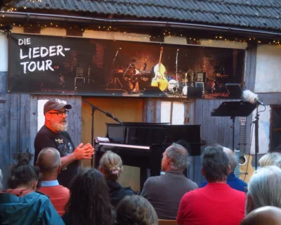 Foto des Albums: Paul Millns (UK) verzaubert den Pfarrhof mit seinem Programm 