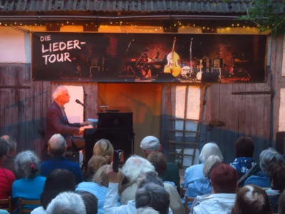 Foto des Albums: Paul Millns (UK) verzaubert den Pfarrhof mit seinem Programm 