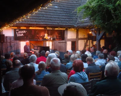 Foto des Albums: Paul Millns (UK) verzaubert den Pfarrhof mit seinem Programm 