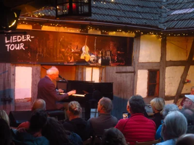 Foto des Albums: Paul Millns (UK) verzaubert den Pfarrhof mit seinem Programm 