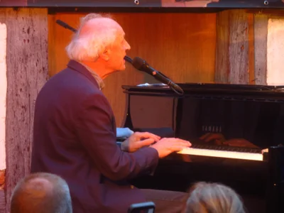 Foto des Albums: Paul Millns (UK) verzaubert den Pfarrhof mit seinem Programm 