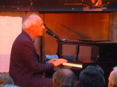 Foto des Albums: Paul Millns (UK) verzaubert den Pfarrhof mit seinem Programm 