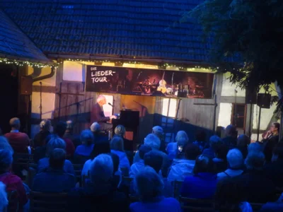 Foto des Albums: Paul Millns (UK) verzaubert den Pfarrhof mit seinem Programm 
