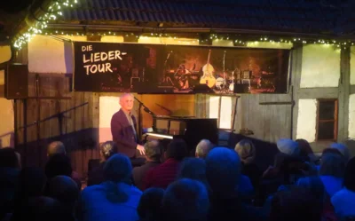 Foto des Albums: Paul Millns (UK) verzaubert den Pfarrhof mit seinem Programm 