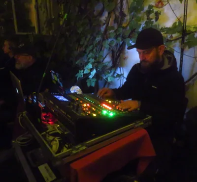 Foto des Albums: Paul Millns (UK) verzaubert den Pfarrhof mit seinem Programm 