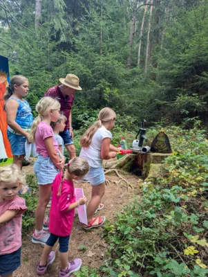 Viele lustige Stationen waren im M&auml;rchenwald aufgebaut, wie hier beim Froschk&ouml;nig.  (Bild vergr&ouml;&szlig;ern)
