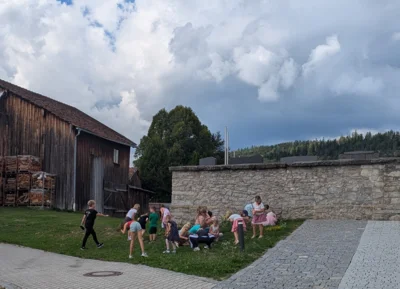 Bei der Schatzsuche durften die Kinder drau&szlig;en nach Edelsteinen suchen.  (Bild vergr&ouml;&szlig;ern)
