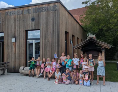 Die Kinder pr&auml;sentierten stolz ihre gebastelten Taschen beim Gruppenfoto.  (Bild vergr&ouml;&szlig;ern)