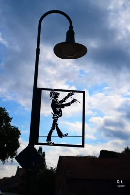 Scherenschnitt an den Stra&szlig;enlaternen  (Bild vergr&ouml;&szlig;ern)