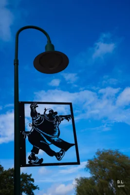 Scherenschnitt an den Stra&szlig;enlaternen - Meister B&auml;cker  (Bild vergr&ouml;&szlig;ern)