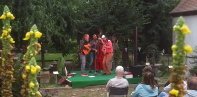 Foto des Albums: Das sächsische Bluegrass-Trio HELMET DUTY gastiert im Museumshof in Pretzsch