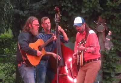 Foto des Albums: Das sächsische Bluegrass-Trio HELMET DUTY gastiert im Museumshof in Pretzsch