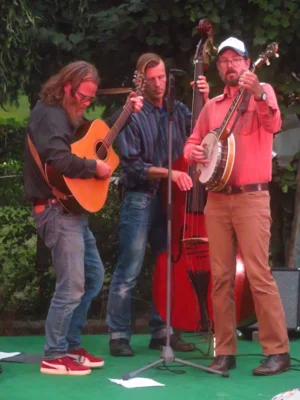 Foto des Albums: Das sächsische Bluegrass-Trio HELMET DUTY gastiert im Museumshof in Pretzsch
