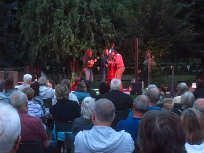 Foto des Albums: Das sächsische Bluegrass-Trio HELMET DUTY gastiert im Museumshof in Pretzsch
