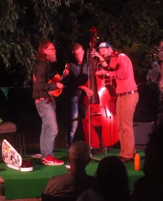 Foto des Albums: Das sächsische Bluegrass-Trio HELMET DUTY gastiert im Museumshof in Pretzsch