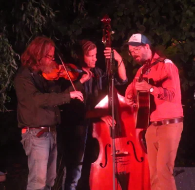 Foto des Albums: Das sächsische Bluegrass-Trio HELMET DUTY gastiert im Museumshof in Pretzsch