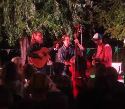 Foto des Albums: Das sächsische Bluegrass-Trio HELMET DUTY gastiert im Museumshof in Pretzsch