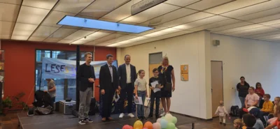 Auszeichung der Meistleser: 1. Platz Maximilian Christoph Kurt (1. Reihe, 1. von rechts) und 3. Platz f&uuml;r Charlotte Gohla  (Bild vergr&ouml;&szlig;ern)