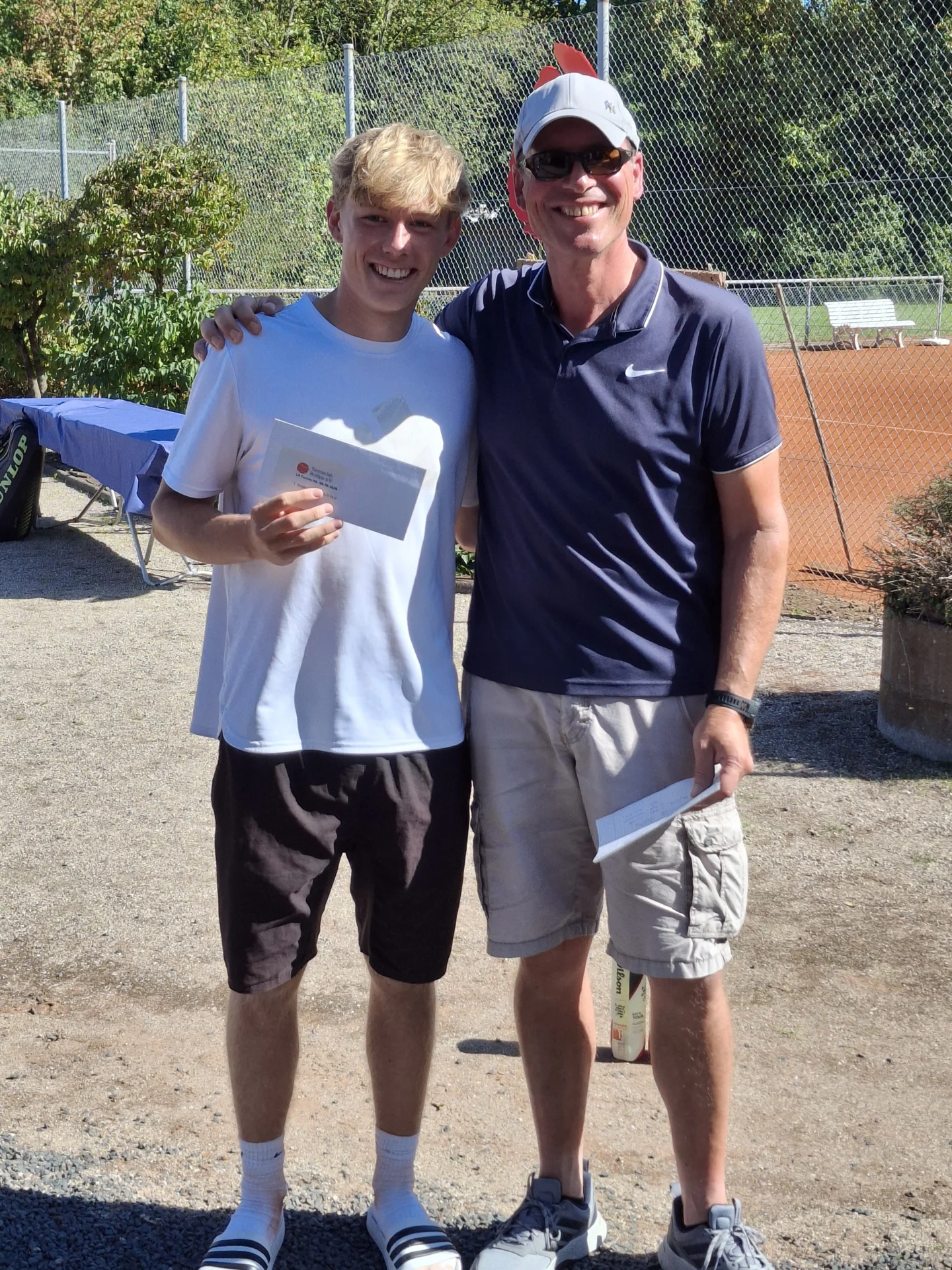 Bild: Sieger der Hauptrunde LK 8,0 bis 14,9 - Jonah Hitz und Turnierleiter Albert Schmitz (Vater und Sohn)