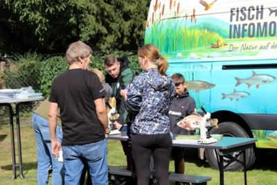 viele Kinder besuchten mit ihren Eltern die Pr&auml;sentation des Fischinfomobils  (Bild vergr&ouml;&szlig;ern)