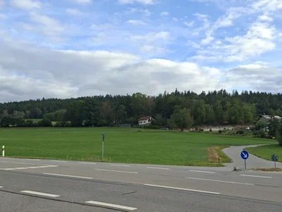 An der B 85 soll gegen&uuml;ber des Recyclinghofes Prackenbach eine Filiale der Stadtb&auml;ckerei Wurm mit Caf&eacute; entstehen.  (Bild vergr&ouml;&szlig;ern)