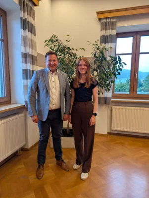 B&uuml;rgermeister Andreas Eckl stellte die neue Mitarbeiterin in der Gemeindeverwaltung vor: Katja Pfeffer aus Viechtach.  (Bild vergr&ouml;&szlig;ern)