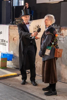 Frieda Knie stellte das Kunstwerk f&uuml;r den/die Gewinner/in aus dem Publikum |@JulianeNaumannPhotography  (Bild vergr&ouml;&szlig;ern)
