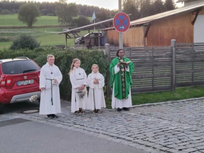 Nach dem Vorabendgottesdienst schloss sich die Fahrzeugsegnung an.  (Bild vergr&ouml;&szlig;ern)