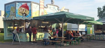 gem&uuml;tlich auf dem Festplatz  (Bild vergr&ouml;&szlig;ern)