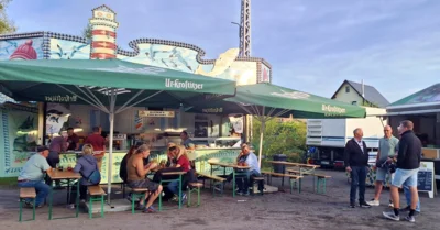 gem&uuml;tlich auf dem Festplatz  (Bild vergr&ouml;&szlig;ern)