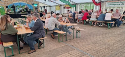 im Festzelt  (Bild vergr&ouml;&szlig;ern)