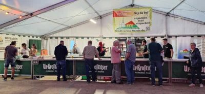 im Festzelt  (Bild vergr&ouml;&szlig;ern)