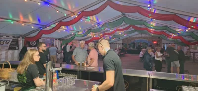 im Festzelt  (Bild vergr&ouml;&szlig;ern)