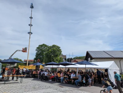 F&uuml;r Feste wie das Maibaumaufstellen des Prackenbacher Handwerkervereins: Der Prackenbacher Gemeinderat hat die Beschaffung einer Festausstattung beschlossen, die k&uuml;nftig kostenlos an die gemeindlichen Vereine verliehen werden soll.  (Bild vergr&ouml;&szlig;ern)