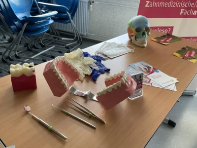 Stand Zahnmedizin  (Bild vergr&ouml;&szlig;ern)