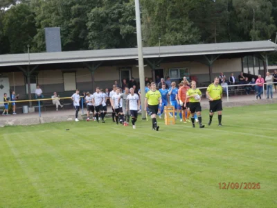 Nach acht Jahren der FC Seenland Warin (wei&szlig;) wieder im Grabower Waldstadion. 
