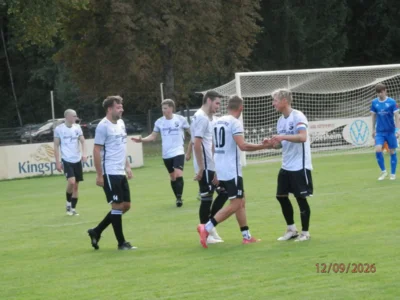 Letztendlich aber ein verdienter Sieg f&uuml;r den FC Seenland Warin, hier nach der Zwei Tore F&uuml;hrung zum 2:4, Gl&uuml;ckw&uuml;nsche f&uuml;r den vierfachen Torsch&uuml;tzen Hannes Brandenburg (Nr. 10). 