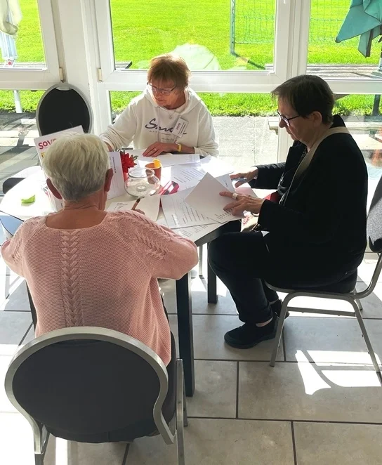 Bild: Die Jury wertet die Fragebögen aus