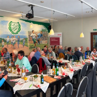 Blick in den Saal; Mitglieder an Tischen in Gespr&auml;chen  (Bild vergr&ouml;&szlig;ern)