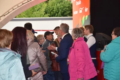 "Autogrammstunde"  (Bild vergr&ouml;&szlig;ern)