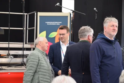 "Lagebesprechung"  (Bild vergr&ouml;&szlig;ern)