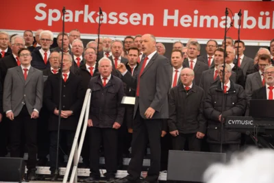 Bildmitte - Chorleiter Hans Kucher  (Bild vergr&ouml;&szlig;ern)
