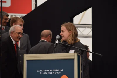 Am Rednerpult - Vorsitzende Johanna Wilhelmst&auml;tter  (Bild vergr&ouml;&szlig;ern)
