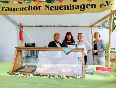 Der Kuchenstand wird aufgebaut 