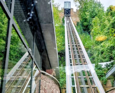 3 Ganz nach oben mit dem Schr&auml;gaufzug 