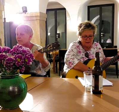 9 Gemeinsames Singen mit Heike und Haik in der Torstube 
