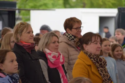 "Auch die Erwachsenen sind -voll - dabei"  (Bild vergr&ouml;&szlig;ern)