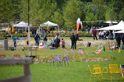 "Buntes Treiben"  (Bild vergr&ouml;&szlig;ern)