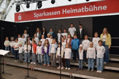 MGV Eigenzell - Jugendchor (rechts oben in Gelb Jugendchorleiterin Sophia Langer)  (Bild vergr&ouml;&szlig;ern)